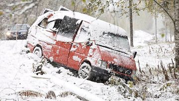 Lumi yllätti autoilijoita kuutostiellä Joensuun eteläpuolella 23. syyskuuta 2014. 