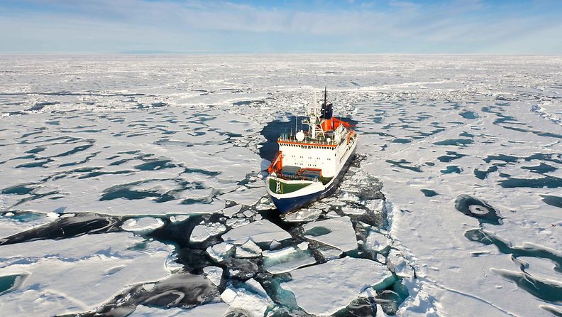 Tutkimusalus 6. lokakuuta 2011 Jäämerellä.