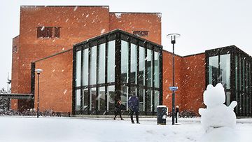 Lumisadetta ja lumiukko Joensuun yliopistolla Joensuussa 23. syyskuuta 2014.