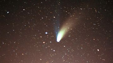 Komeetta Hale-Bopp kuvattuna Hyvinkäällä 8. huhtikuuta 1997.