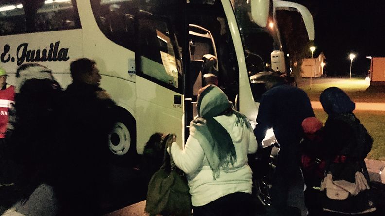 Kauhavalle saapui illalla yhdeksän jälkeen ensimmäinen bussilasti turvapaikanhakijoita Torniosta. 