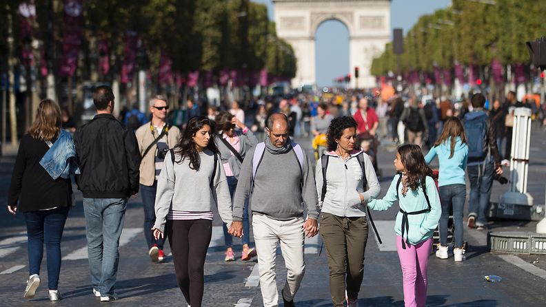 ranska pariisi autoton päivä kävelijät turistit