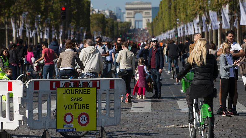 ranska pariisi autoton päivä kävelijät pyörä