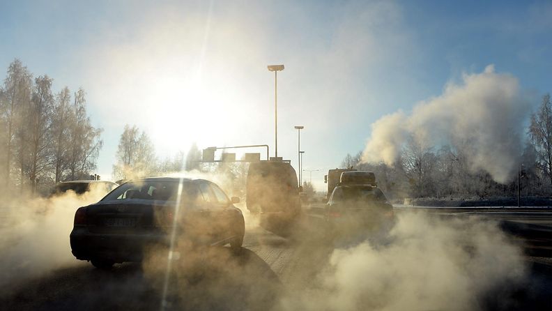 Ilma on paksuna autojen pakokaasusta Lahdessa pakkaspäivänä 23. tammikuuta 2014.
