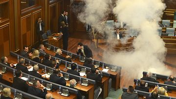 Oppositiopoliitikot avasivat kyynelkaasukanisterin parlamentin istunnossa Kosovossa 8. lokakuuta 2015.