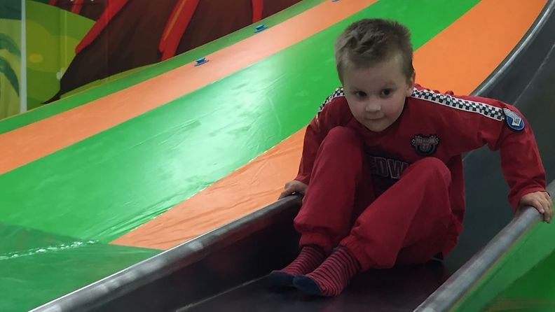 Syöpää sairastavat lapset pääsivät leikkimään juuri avattavaan HopLop-sisäleikkipuistoon 13.10.2015.