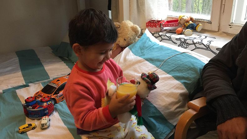 Kolmevuotias Ali leikkii perheensä huoneessa