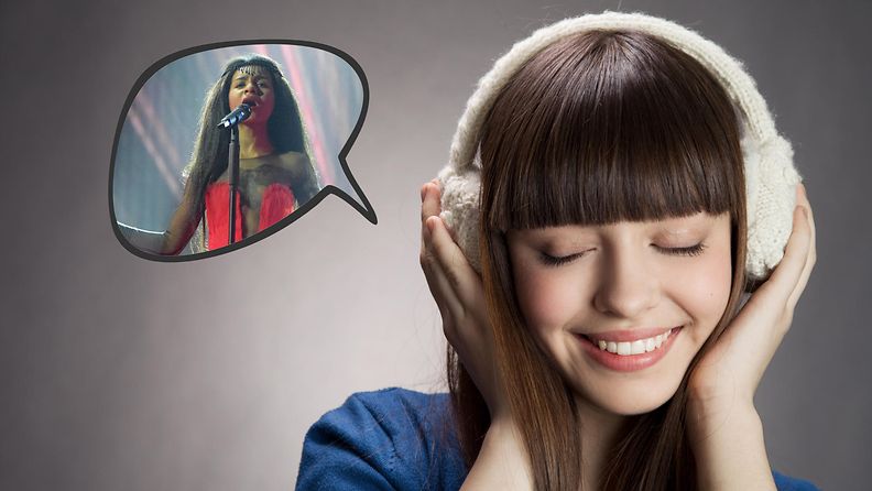 Nainen kuuntelee Latvian vuoden 2015 Euroviisuedustajaa