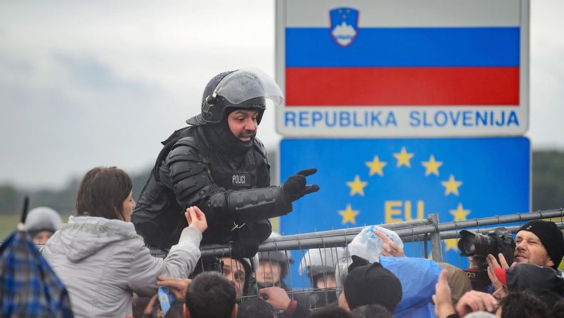 Slovenia poliisi pakolaiset