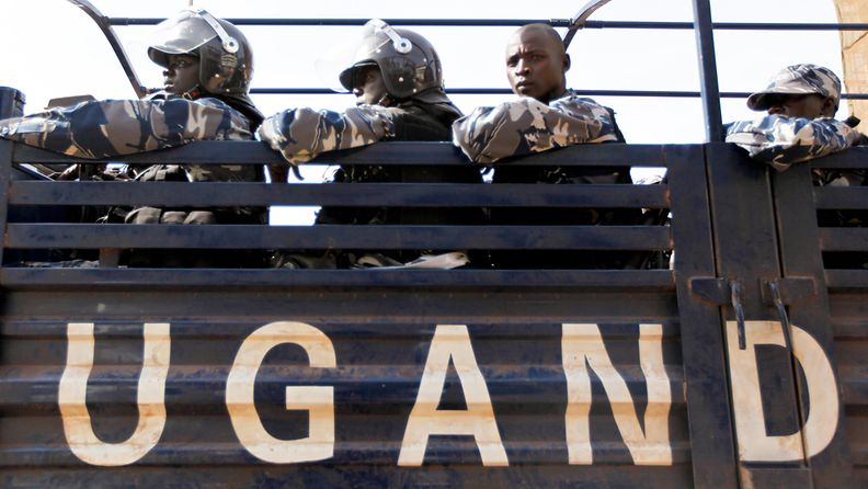 Poliisi turvasi presidentinvaaleja mellakkavarusteissa Ugandan Kampalassa vuonna 2011.