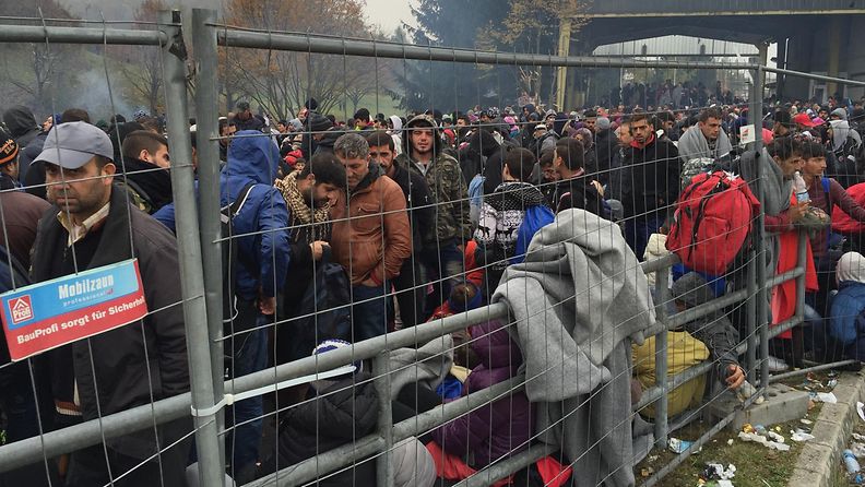 Itävalta Spielfeld Slovenia pakolaiset turvapaikanhakijat 1