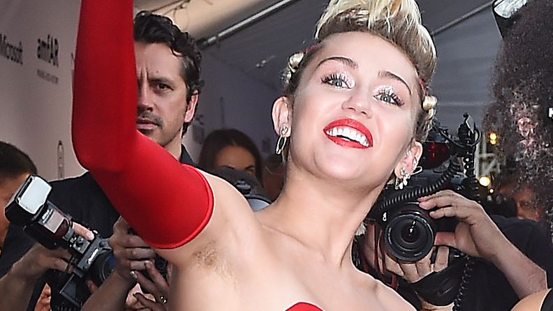 Miley Cyrus ja kainalokarvat (1)