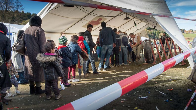 Pakolaisia Itävallan ja Saksan rajalla