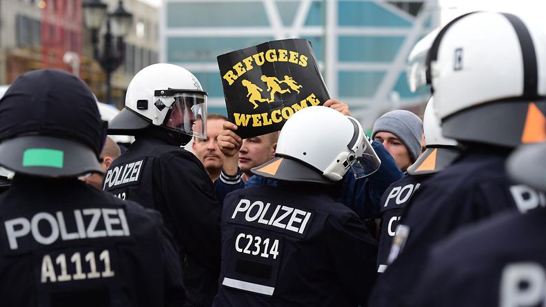 berliini mielenosoitus pakolaiset saksa poliisi