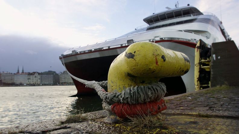 Laivojen kiinnittämiseen tarkoitettu pollari irtosi ja lensi satoja metrejä Tukholman satamassa iltapäivällä. Kuvituskuva