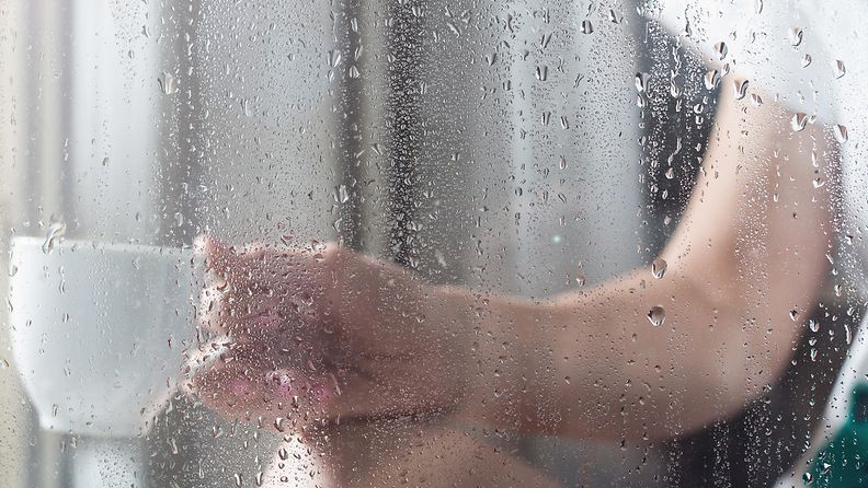 Nainen sadepäivänä ikkunan takana (1)