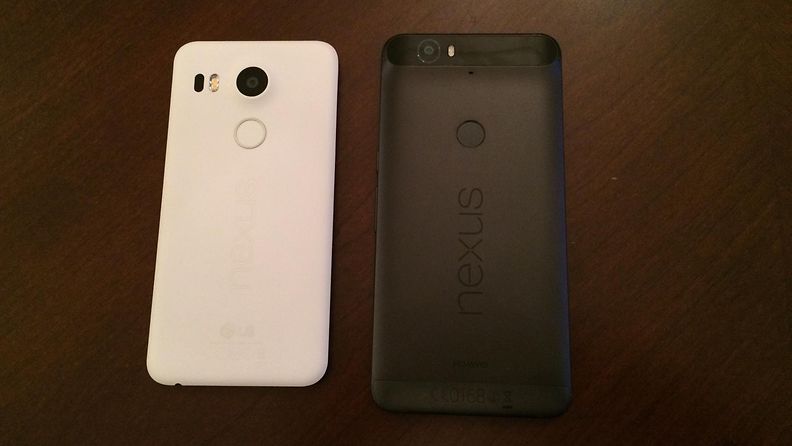 Huawei Nexus 6P (oikealla) ja LG Nexus 5X (vasemmalla)