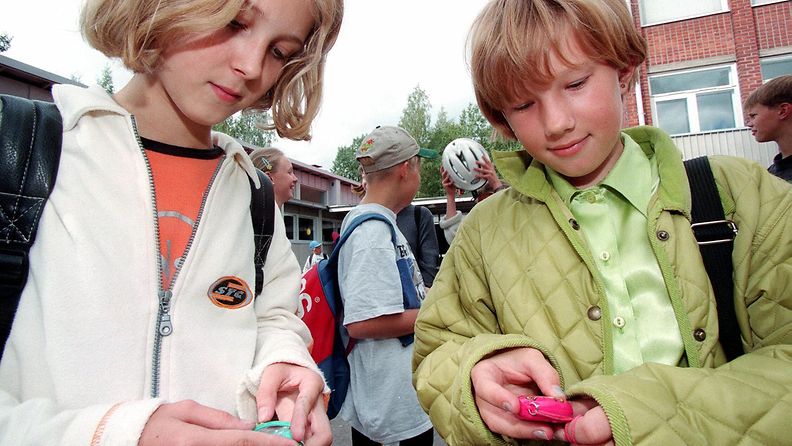Tamagochi-tilanne kouluissa. Kuvassa 12-vuotiaat Pipsa Sankari ja Ulla Ahola vuonna 1997. 