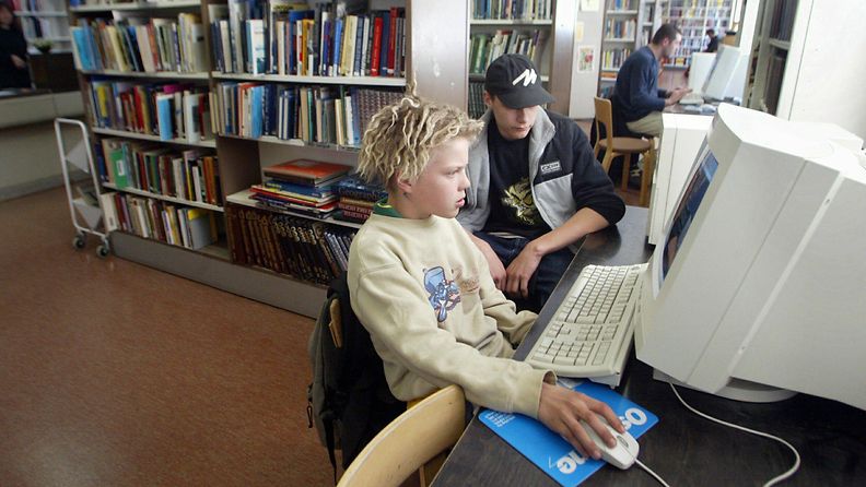 11-vuotias Sami ja 15-vuotiaas Joni pelaavat tietokonepelejä Käpylän kirjastossa