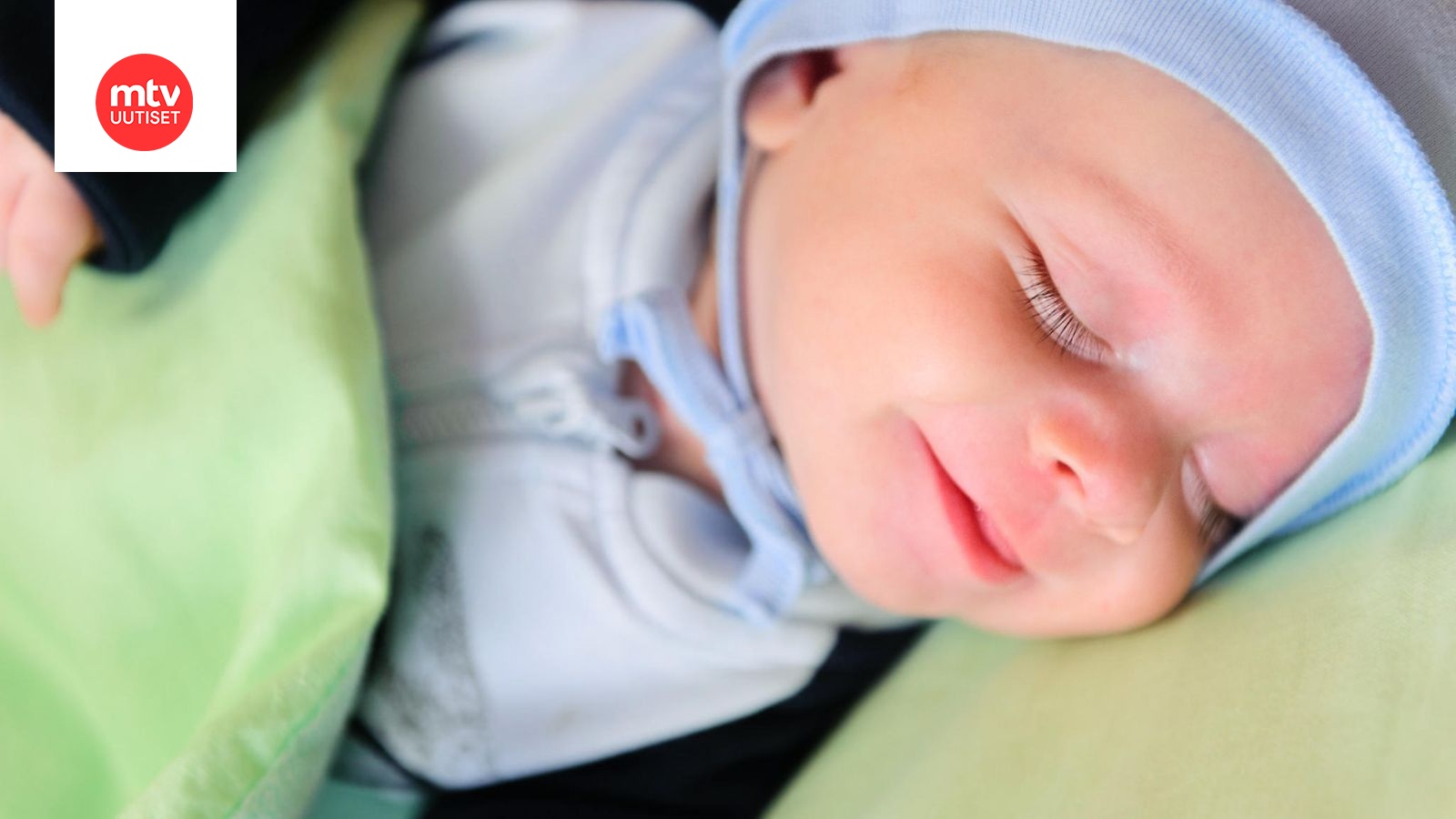 Päivän piristys: Nukkuvan vauvan hymy sulattaa sydämet 