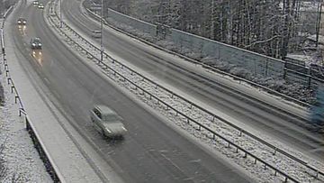 Lumisateita tiellä 3 Hämeenlinnassa iltapäivällä 20. marraskuuta 2015. Kuva: Liikennevirasto