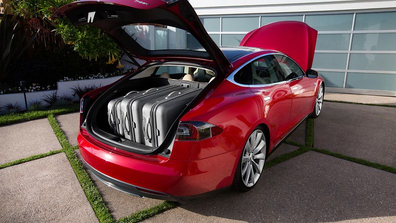 Tesla Model S:n takakontissa on tilaa.