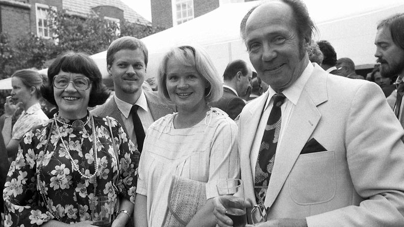  Marjatta (vas) ja Martti Pokela sekä heidän tyttärensä Eeva-Leena miehensä Raimo Sariolan kanssa USA:n itsenäisyyspäivän juhlissa USA:n Helsingin lähetystössä 4. heinäkuuta 1984.