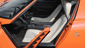 Lamborghini Miura valkoiset nahkapenkit
