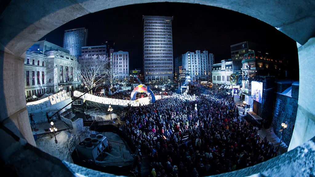 Tänä yönä kymmenen suomalaista hyppää taas jääränniin – ja sata tuhatta  ihmistä hurraa ympärillä 
