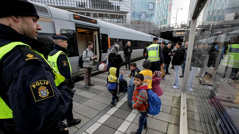 ruotsi pakolaiset rajatarkastukset poliisi raja turvapaikanhakijat