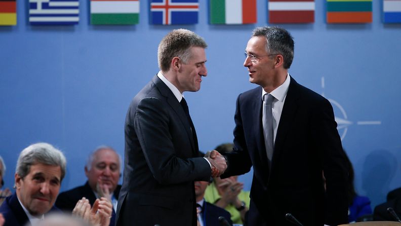 Montenegron Igor Luksic ja Naton pääsihteeri Jens Stoltenberg 
