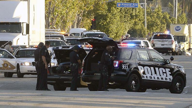 Kalifornia ammuskelu San Bernardino poliisi Redlands poliisiautot