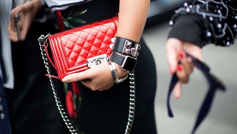Chanelin punainen pikkulaukku.