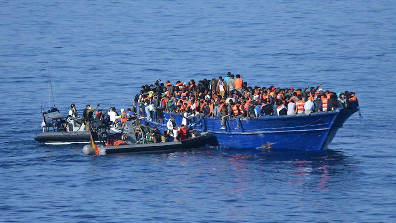 Pakolaisia Libyan rannikon edustalla