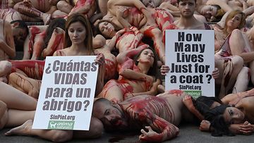 Eläinaktivistit osoittivat alasti mieltään turkis- ja nahkateollisuutta vastaan Barcelonassa.