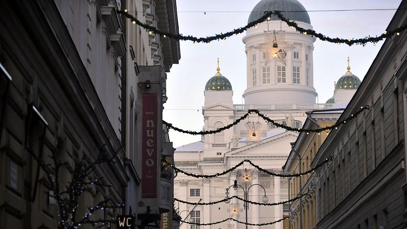 Helsingin tuomiokirkko ja Sofiankatu pakkaspäivänä 15. joulukuuta 2009.