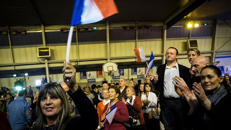 Kansallisen rintaman kannattajia Ranskan aluevaalien ensimmäisellä kierroksella 6.12.2015.