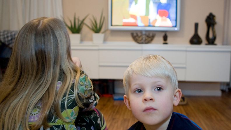 Lapset katsovat televisiota (2)