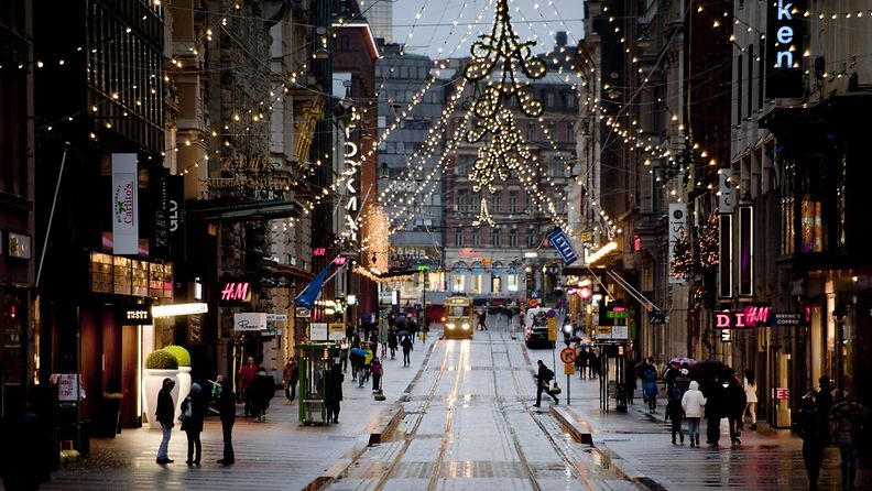 Helsingin Aleksanterinkadulla valmistauduttiin mustaan jouluun jouluaattona 24. joulukuuta 2011.