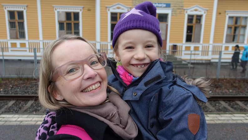 Mari Somppi ja Aleksandra Sihtola Mäntyharjulla 23.12.2015.