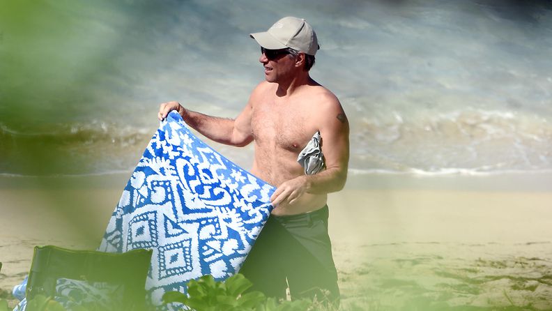 Jon Bon Jovi rantalomalla, pyyhkeen kanssa venkuloi