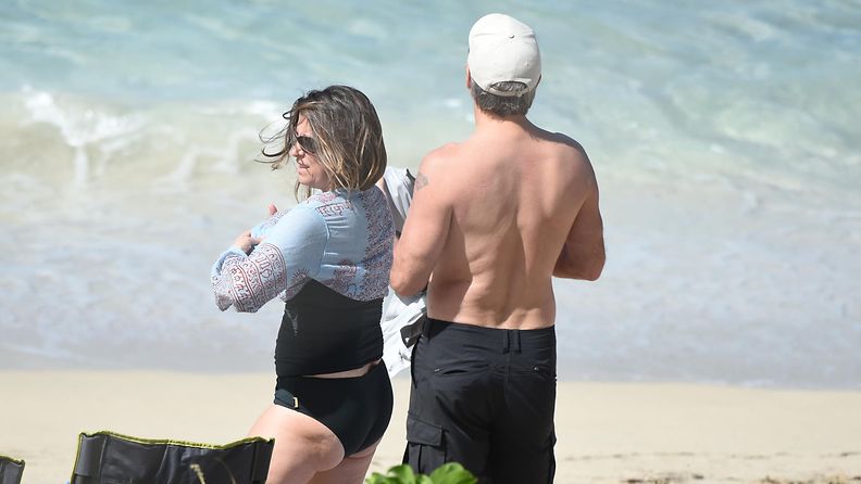 Jon Bon Jovi ja vaimo rannalla