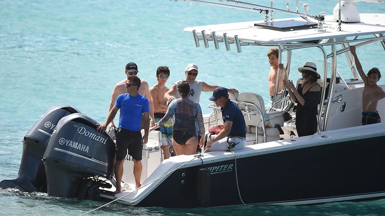 Jon Bon Jovi ja perhe veneellä