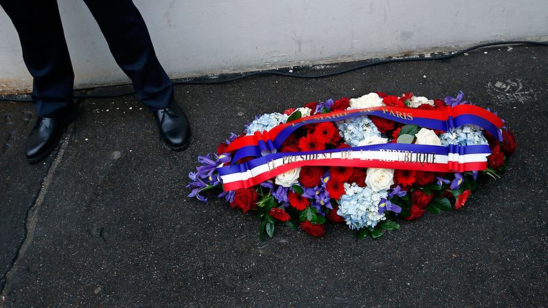 Hollanden seppele Charlie Hebdo -muistolaatan paljastuksessa