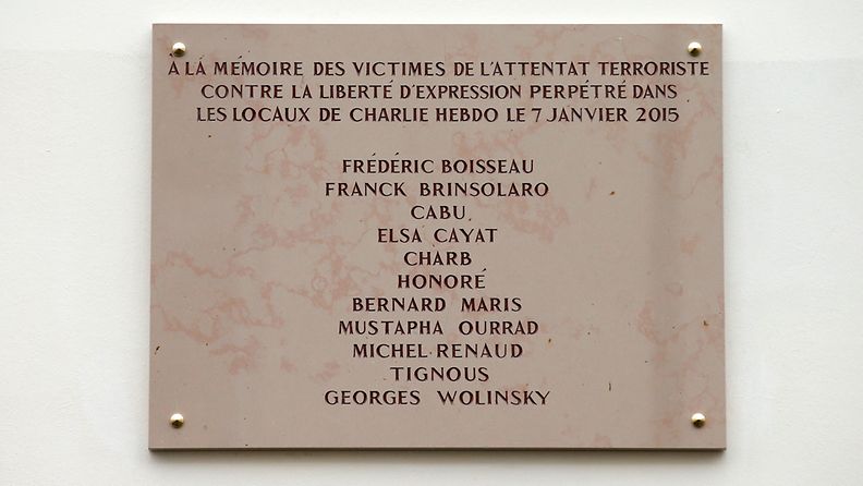 Charlie Hebdo nimi väärin muistolaatassa