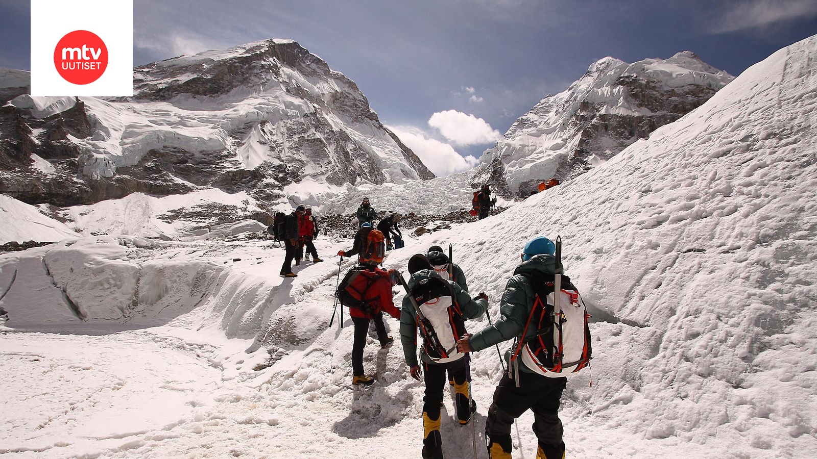 Useita kiipeilijöitä kuoli Mount Everestillä – tärkeä tasanne romahti -  
