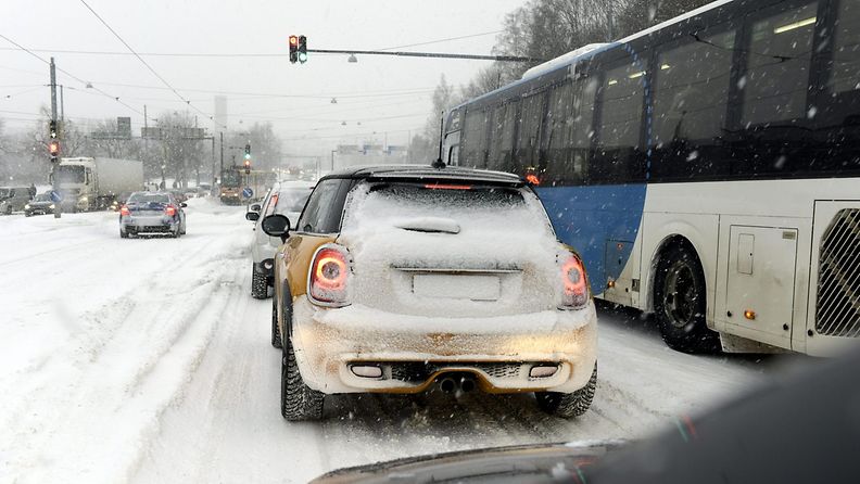 Aamuruuhka ruuhka bussi helsinki lumi rekisterikilpi linja-auto talvi liikenne