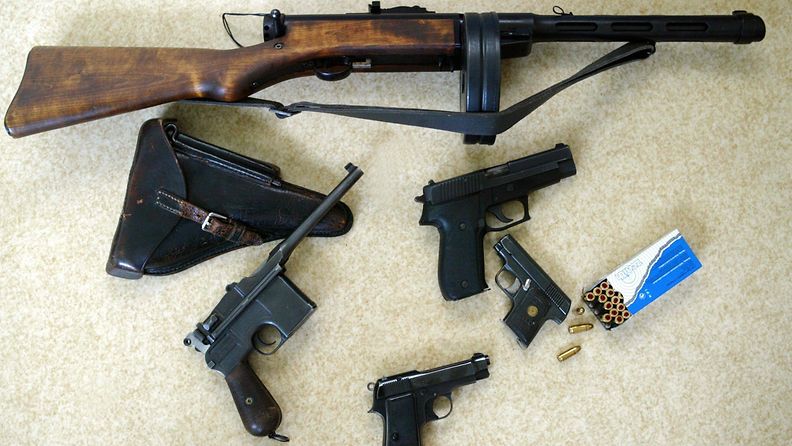 Vanhoja aseita, Suomi-konekivääri, Mauser, pistooli