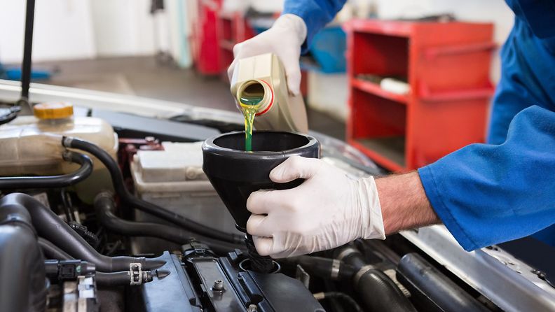Moottoriöljyn lisääminen autoon voi olla helpompaa suppilon avulla.