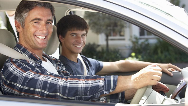 isä ja poika autossa